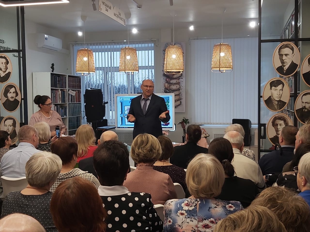 Юрий Саламонов побывал на праздничном вечере, посвящённом 100-летию Любытинской центральной районной библиотеки