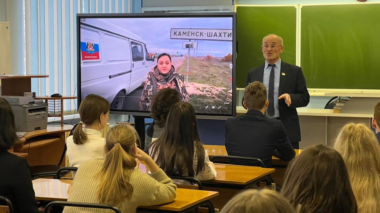 Алексей Прокопов встретился с учениками и преподавательским составом школы №1 в Пестове