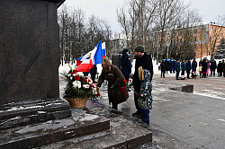 Председатель областной Думы возложила цветы к стеле "Город воинской славы"