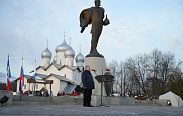 В день воинской славы России на набережной Великого Новгорода прошёл театрализованный митинг