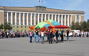 На главной площади города проводили лето