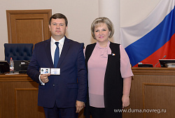 Юрию Боровикову вручили удостоверение и нагрудный знак депутата Новгородской областной Думы