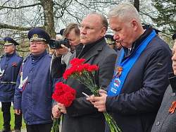 В поселке Любытино зажгли Вечный огонь В поселке Любытино зажгли Вечный огонь