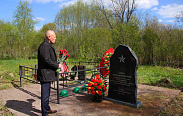 Михаил Караулов возложил цветы на воинское захоронение в деревне Гузи