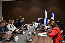 Традиционно в преддверии заседания Новгородской областной Думы депутаты прорабатывают повестку на заседаниях профильных комитетов