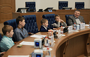 Юные жители региона примерили на себя роль депутатов Новгородской областной Думы
