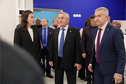 В рамках рабочего визита в Малую Вишеру Юрий Бобрышев посетил гимназию №2 им. Мельникова