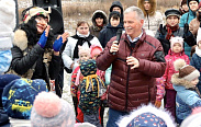 Анатолий Федотов помог организовать детский праздник в Западном районе Великого Новгорода.