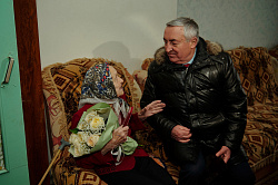 В День освобождения посёлка Парфино Юрий Бобрышев поздравил с праздником 99-летнюю жительницу Федорковского поселения Евдокию Васильевну Лаврентьеву