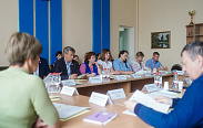 Выездное заседание профильного парламентского комитета в Шимском районе