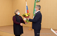 Елена Писарева поздравила Сергея Яковлева со вступлением в должность главы Крестецкого района