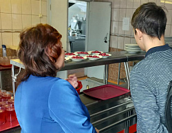 К депутату Светлане Вороновой обратились с жалобой на качество питания в школе №1 города Пестово