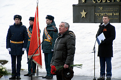 Юрий Бобрышев возложил цветы к мемориальному комплексу героям-освободителям города