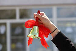 В эти дни для новгородских выпускников в последний раз звучит звонок