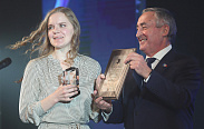 Председатель областной Думы вручил премию "Хрустальный Пегас" журналисту Елене Кузьминой