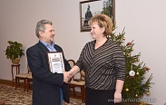 В преддверии Дня печати Елена Писарева наградила сотрудника областной газеты