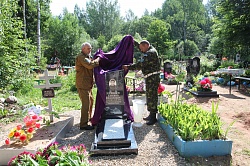 В Старой Руссе установили памятник воину-интернацианолисту