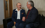 99-летий ветеран из Шимска Николай Иванович Екимов принимал поздравления с Днём Победы от Юрия Бобрышева