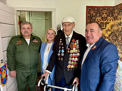 Луганские ветераны Великой Отечественной войны получили подарки и поздравления из Новгородской области Луганские ветераны Великой Отечественной войны получили подарки и поздравления из Новгородской области