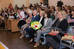 Анатолий Федотов поздравил выпускников гимназии №4 с последним звонком