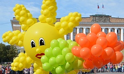 На главной площади города проводили лето