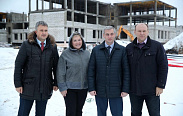 Олег Стрыгин и Юрий Саламонов посетили стройплощадку школы в Боровичах