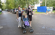 Елена Писарева подарила реабилитационную коляску юной новгородке