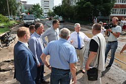Анатолий Федотов принял участие в выездном совещании по контролю над ходом выполнения работ по ремонту и асфальтированию дворового проезда