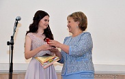 Елена Писарева вручила медали выпускникам гимназии "Исток", с отличием окончившим обучение