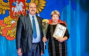 Депутат Александр Федоровский вручил награды жителям Хвойнинского района