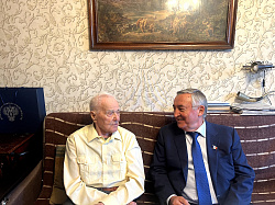 Юрий Бобрышев поздравил со 101-летием фронтовика Александра Попова