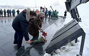 Елена Писарева возложила цветы к мемориальному комплексу, посвященному героям-освободителям Новгорода