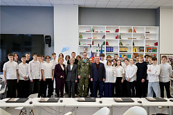 Юрий Бобрышев вместе с участником проекта «СВОи ГЕРОИ 53» Павлом Ивановым встретился с новгородскими школьниками