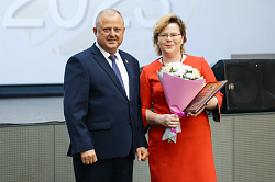 Новгородским учителям вручили федеральные и областные награды