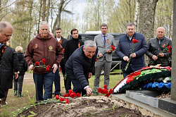 В память о павших героях Великой Отечественной войны депутаты возложили цветы на братском захоронении в деревне Змейско