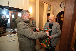 Анатолий Федотов поздравил ветеранов Великой Отечественной войны с Новым годом