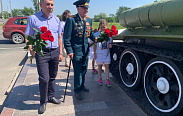 Николай Верига и 98-летний фронтовик Александр Попов возложили цветы к мемориалу на Малом Волховце