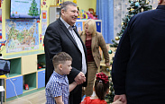 В преддверии Нового года депутаты поздравили воспитанников центра «Детство» и подарили новогодние подарки