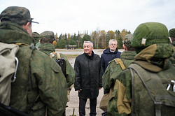 Юрий Бобрышев посетил воинскую часть, где проходят подготовку мобилизованные жители Новгородской области, и передал им комплекты с дополнительным снаряжением