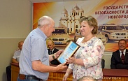 Сотрудники новгородской Госавтоинспекции отмечают профессиональный праздник