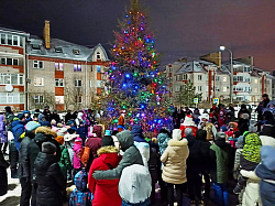 Денис Павлюк решил поддержать давнюю традицию проведения новогодних праздников в Псковском микрорайоне