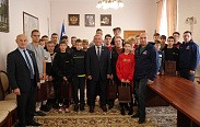 Юрий Бобрышев встретился с юными хоккеистами из Луганска, которые приехали в Новгородскую область на соревнования