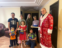 В рамках акции «Елка желаний» Алексей Чурсинов вручил подарок мальчику из многодетной семьи