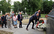 Депутаты возложили цветы к памятнику «Тысячелетие России»