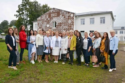 Елена Писарева познакомила лидеров новгородского женского движения с уникальным новгородским промыслом