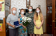 Елена Писарева поздравила семью Изместьевых и вручила медаль "За любовь и верность"