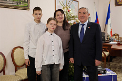 Юрий Бобрышев исполнил мечты юных новгородцев в рамках акции «Ёлка желаний»