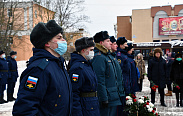 Председатель областной Думы возложила цветы к стелле "Город воинской славы"
