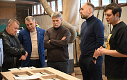 Депутаты Новгородской областной Думы побывали в мебельной мастерской «LoftMonopoly»