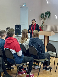 Заместитель председателя областной Думы встретилась с директором  школы д. Сусолово и провела урок для старорусских старшеклассников